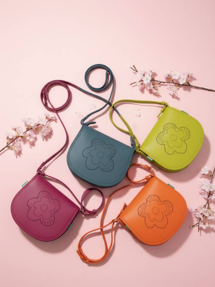 Bandolera ovalada flor calada Agatha Ruiz de la Prada para venta al por mayor de Agatha Ruiz De La Prada - Bolsos