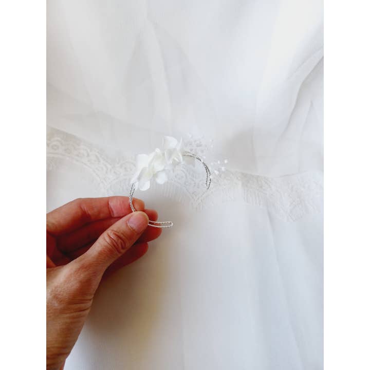 L'atelier du 6 - Wholesale Charm/Dangle Bracelet - Ania- White Flower Wedding Bracelet- Double Cuff5