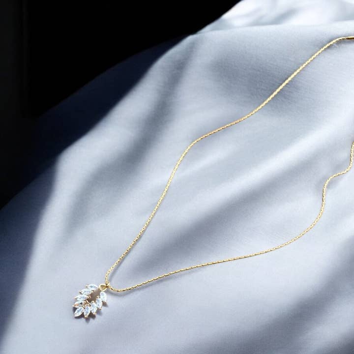 Duestelle Italia - Wholesale Pendant/Charm Necklace - REA - Necklace with Leaf Pendant zircons1