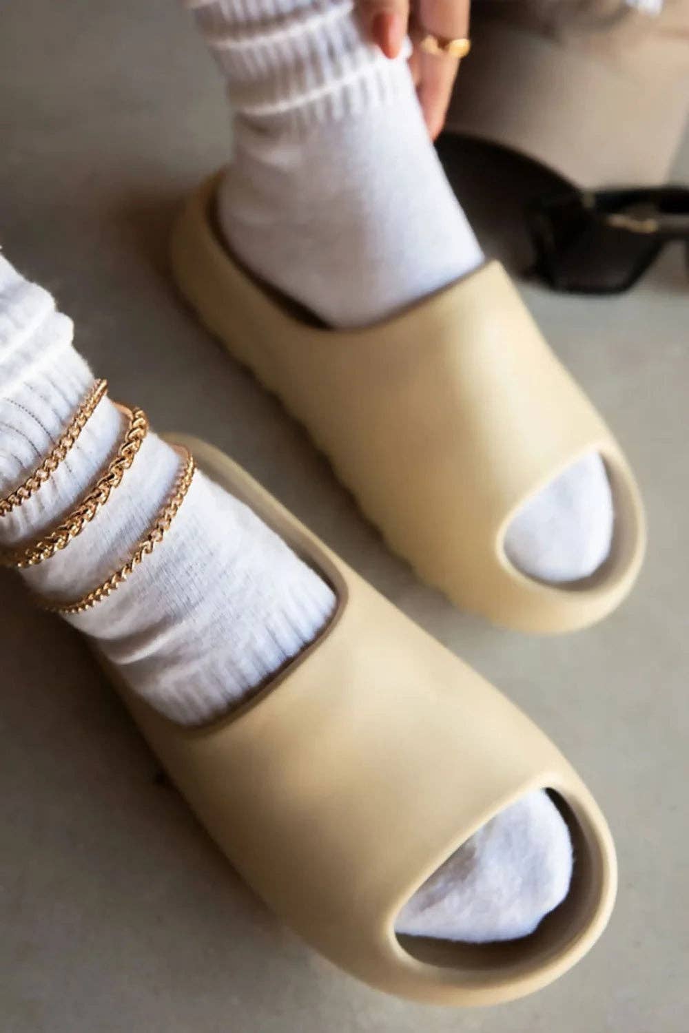 Femme Luxe – wholesale Slides – Women’s – Beige Tread Detail Rubber Flatform Sliders - Marion0