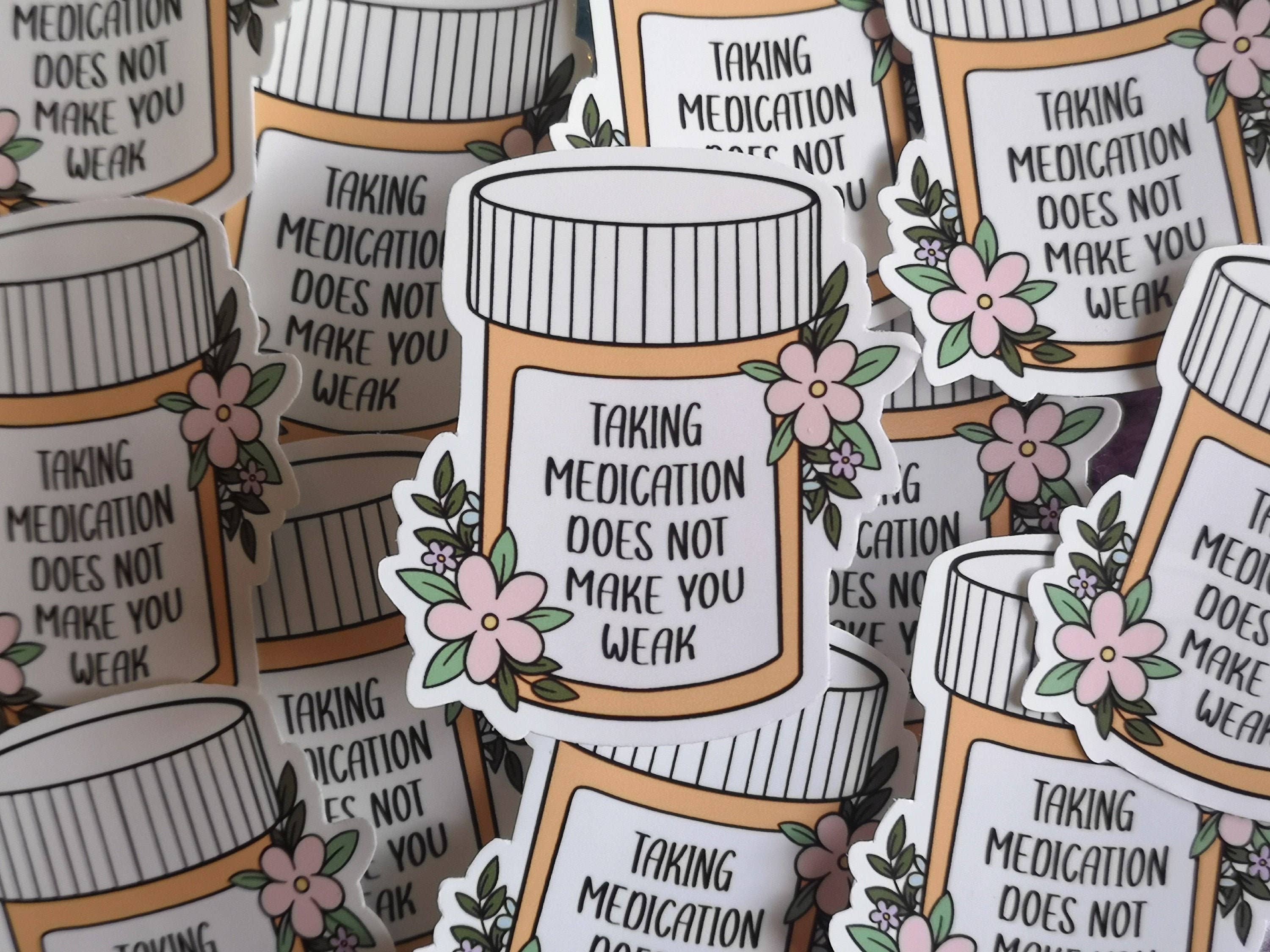 FuzziesArtDesigns - Vente Autocollant - Autocollant découpé à la forme avec des médicaments qui ne vous rendent pas faible1