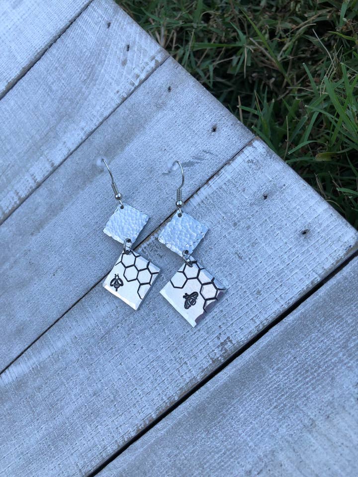 Boucles d'oreilles estampillées « Honeycomb » pour la vente par The Imprint Duo