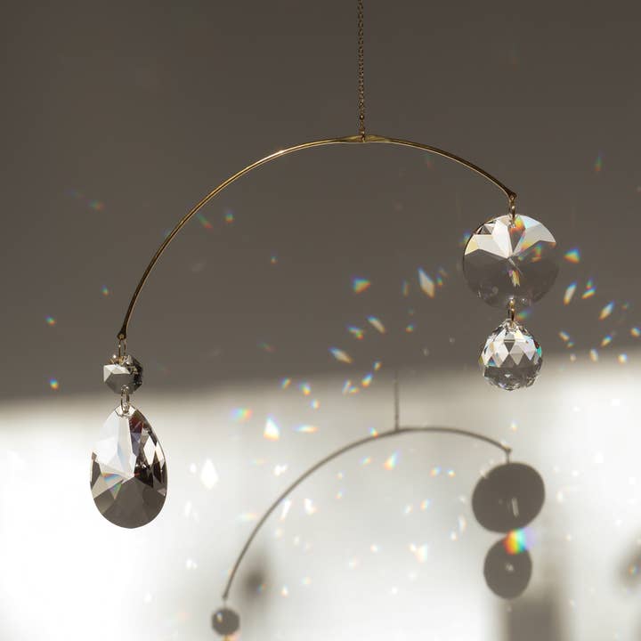 Attrape-soleil Prisma en laiton, suspendu 34 pour la vente par Sol Proaño