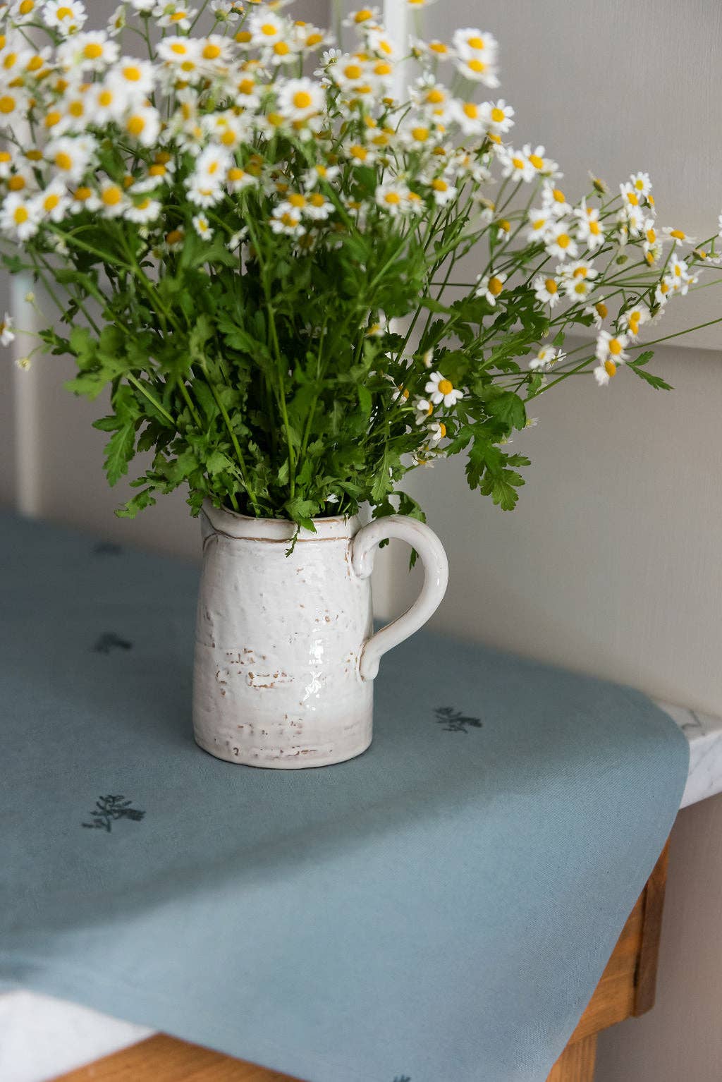 Galley and Fen – Großhandel Tischdecken – Blaue Fleur bestickte Tischdecke von Galley und Fen4