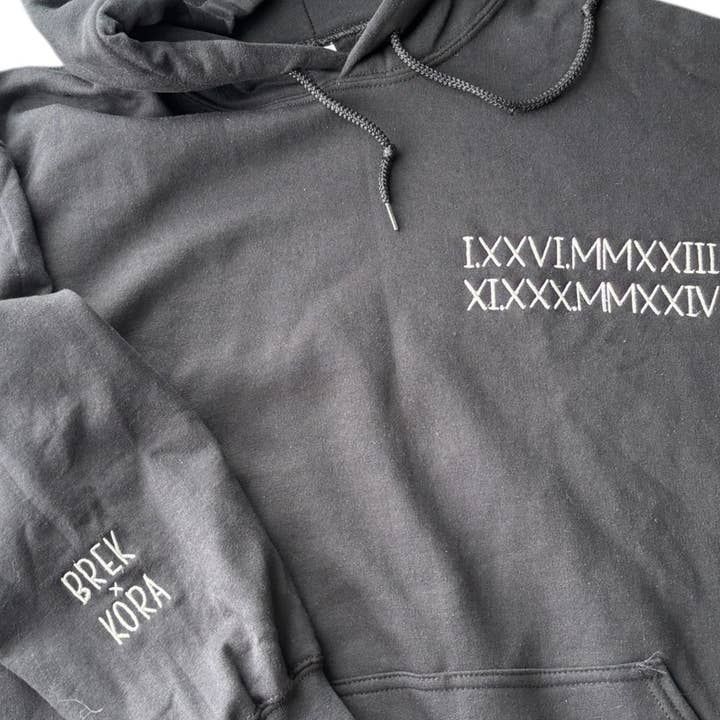 Sweat à capuche chiffre romain pour la vente par Bringing Home Baby