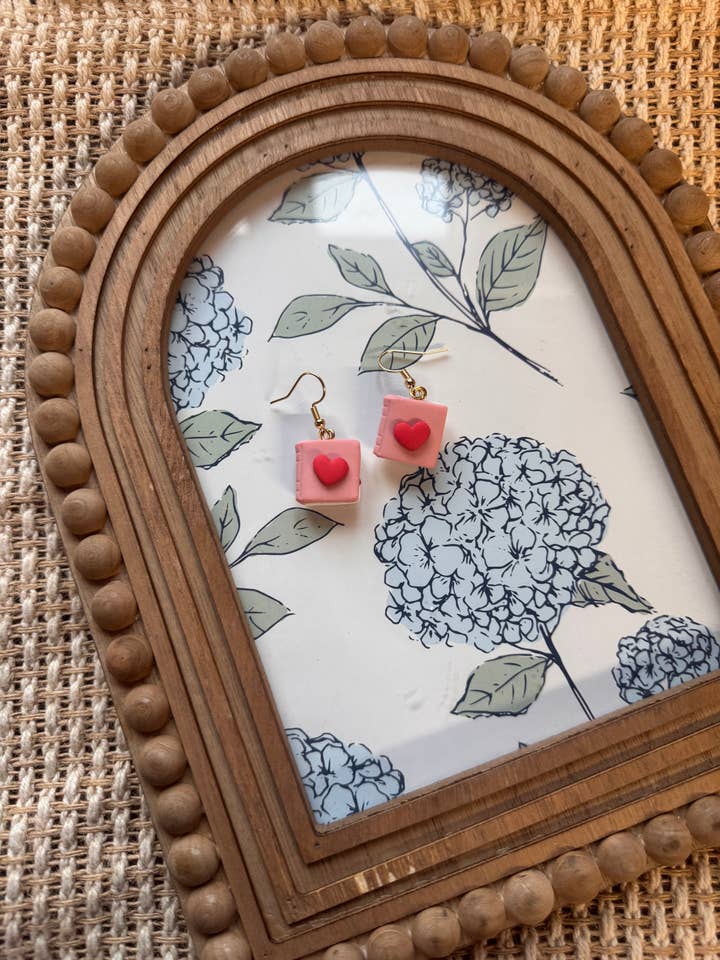 Mini Amoureux des Livres | Boucles d'Oreilles en Argile Polymère pour la vente par Watch Me Bloom