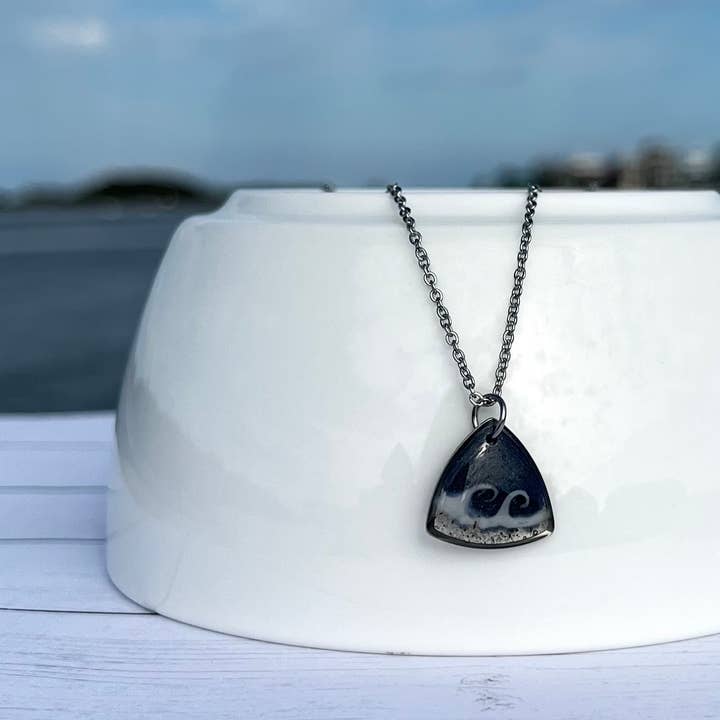 Sandy Beaches Shop - Venta al por mayor Collares con colgantes/abalorios - Collar Onda Triángulo Arena Personalizado | Arena de playa