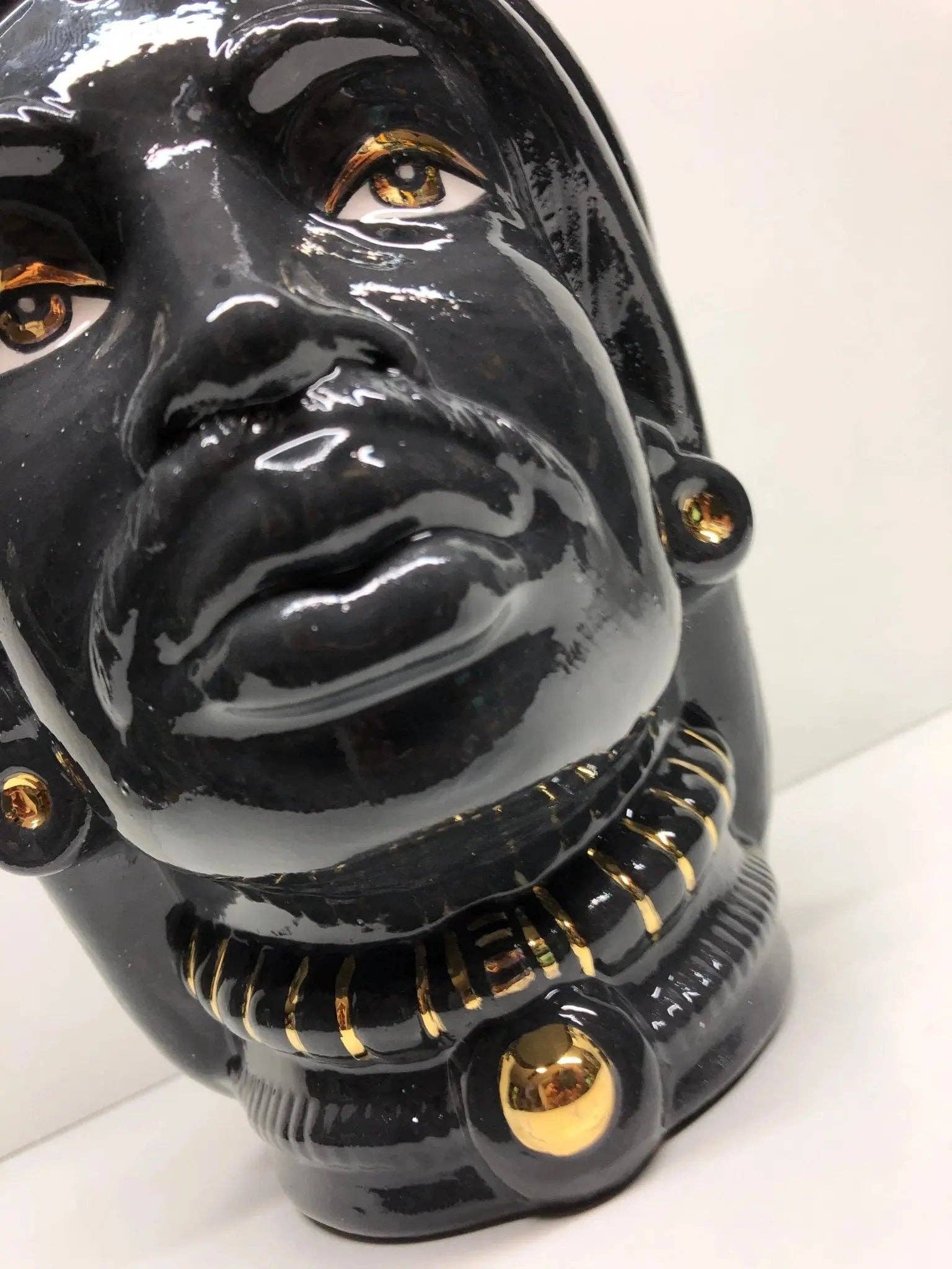 DD Ceramiche Siciliane - Vente Vases - Têtes de maure afro Caltagirone Céramique cm H.25 L.17 Détails en or artisanal noir10