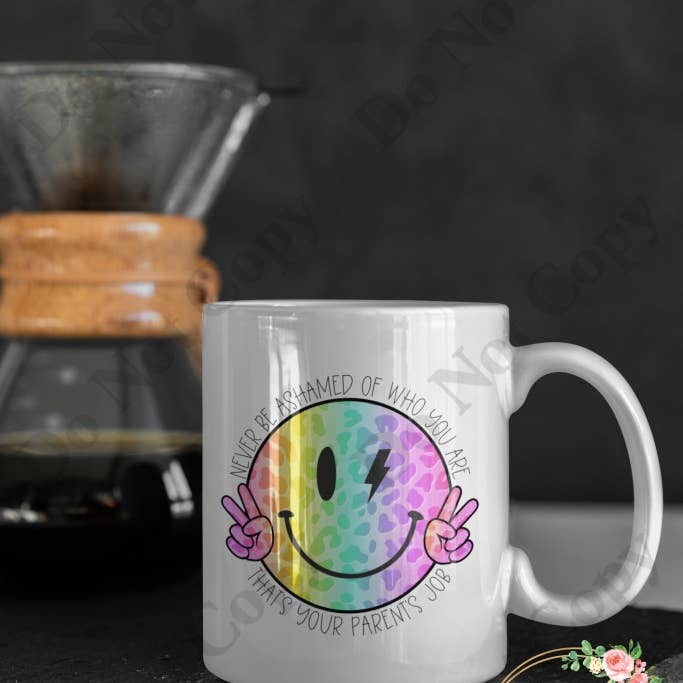 Tazza da caffè - Non vergognarti mai di chi sei per la vendita all'ingrosso da parte di Words of Ivy