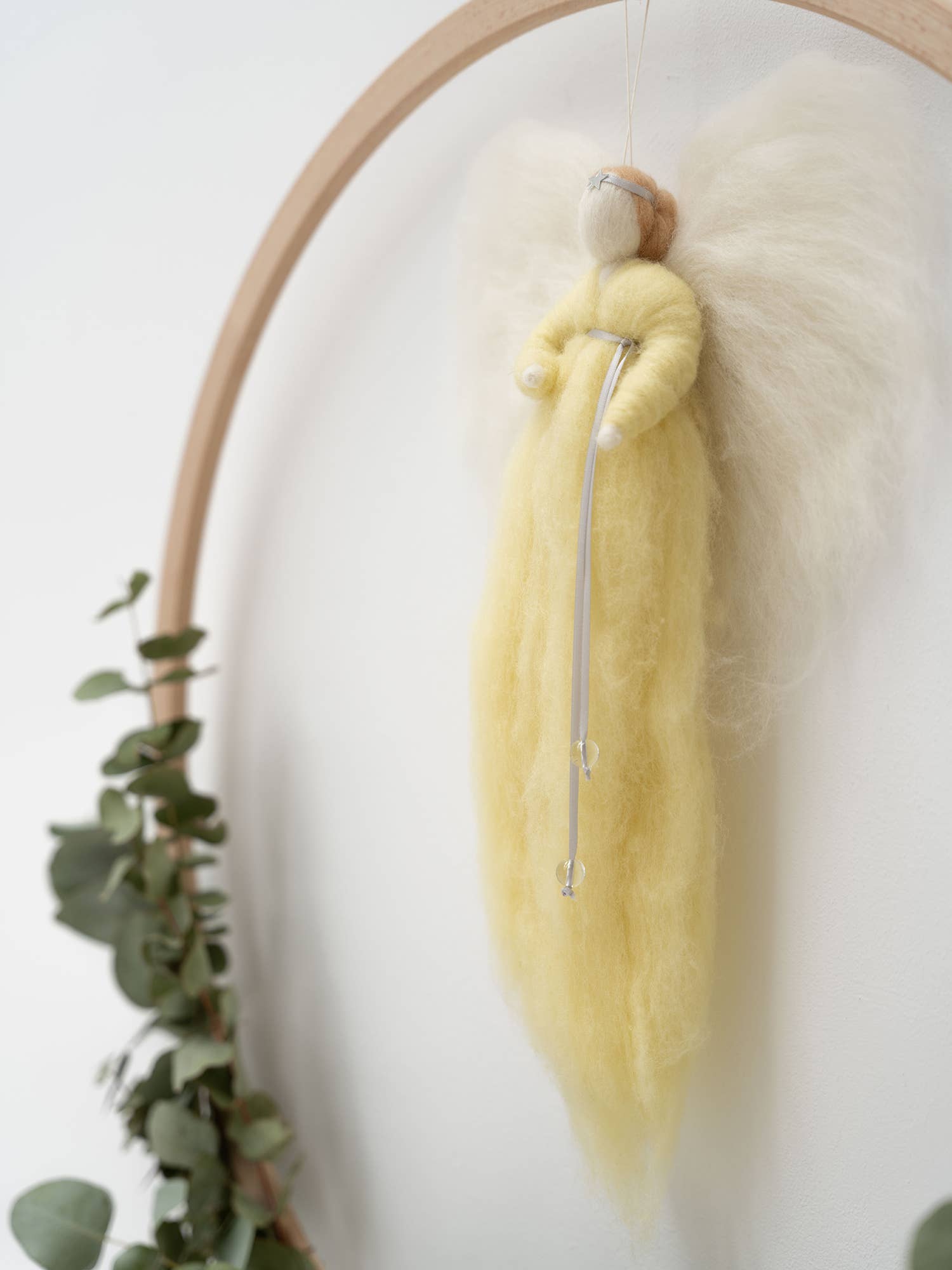 Jurianne Matter – Großhandel Dekofigur – IRINI Wollengel - blassgelb1