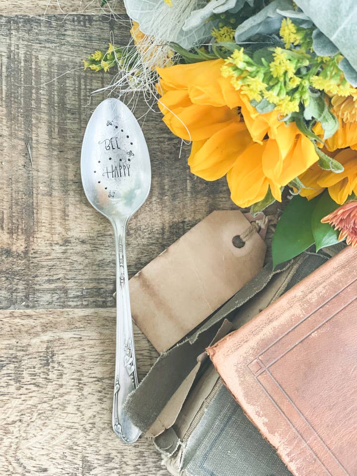 Cuillère estampée Bee Happy Vintage pour la vente par The Sassy Barn
