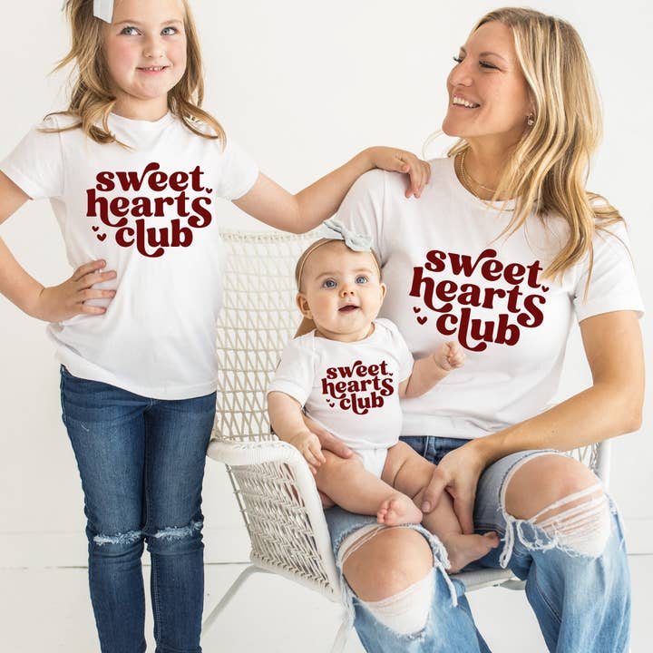 Club des Amoureux | T-shirt Adulte | Saint-Valentin | Maman & Moi pour la vente par Wildflowers + Cotton