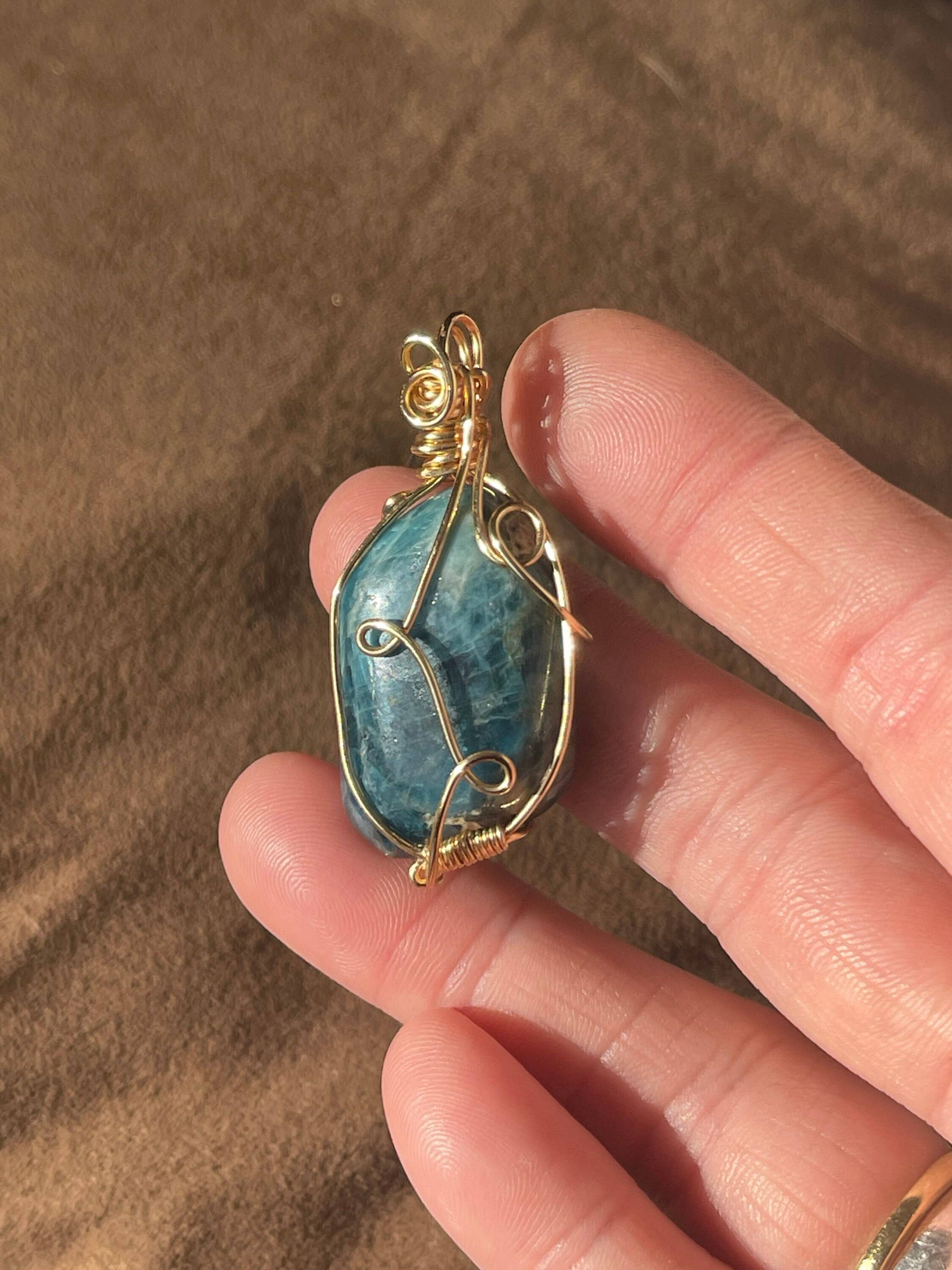 Tumbledshop - Vente Colliers à pendentif - Collier en pierre d'apatite bleue avec pendentif en cristal, Worry Stone6