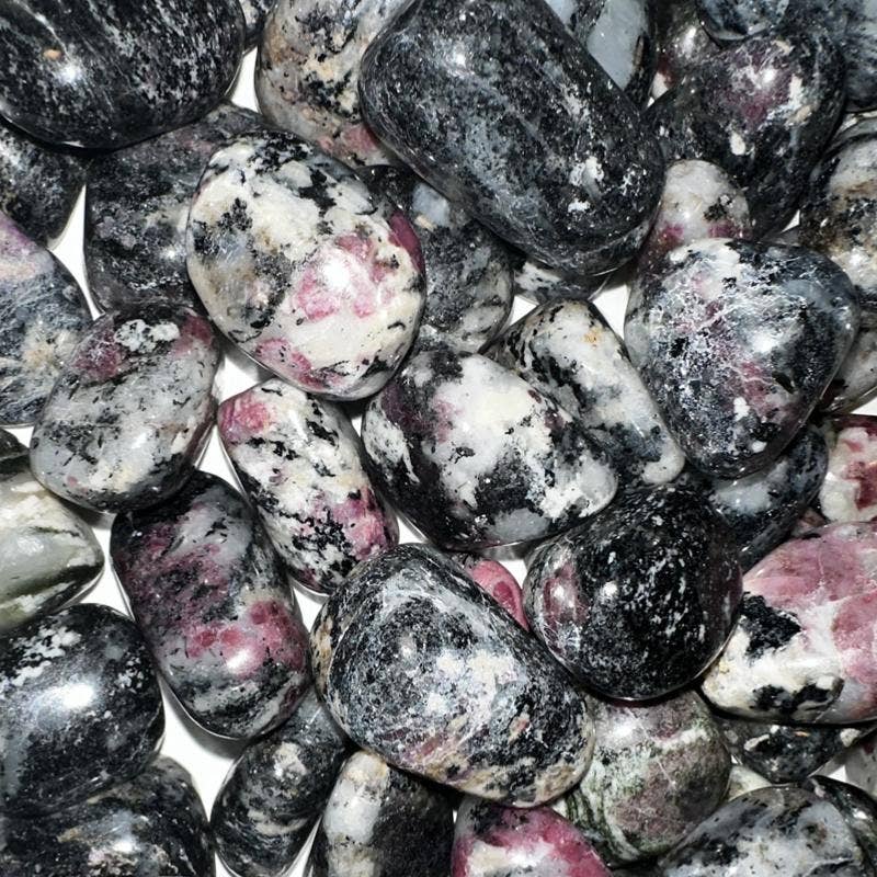 La Boîte à Cailloux – wholesale Spiritual stone/crystal – Eudialyte on syenite Russia A (tumbled stone)0