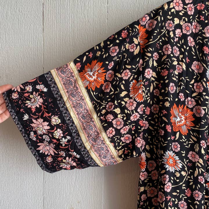 CONRADO® – Engroshandel Morgenkåbe - Dame – Mya Sort Trykt Kjortel3