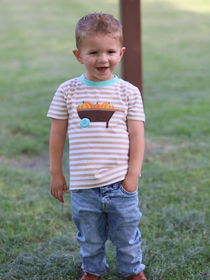 Posh Pickle – Großhandel T-Shirt – Kinder – Pumpkin Harvest Strickhemd für Jungen, hellbraun, gestreift, mit Kürbis-Schubkarren-Applikation