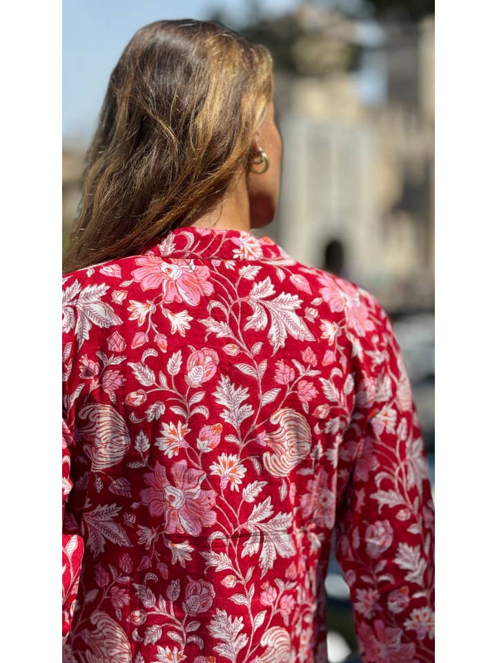 MALINI FASHION DESIGN PRIVATE LIMITED - Wholesale Button Down Shirt - Women's - Camicia Donna in Cotone Indiano Block Print – Rossa con Fiori, Maniche 3/4, Colletto a V e Bottoni in Legno6
