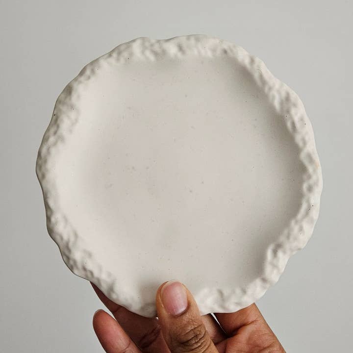 Handmade Textured Round Tray in Jesmonite for wholesale by bel-jewelry
