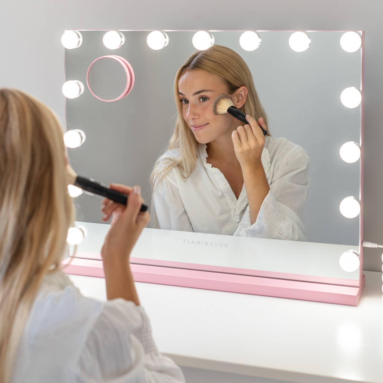 Flamingueo - Wholesale Vanity Mirror - Pink Mirror with 15 Hollywood LED lights,3 light modes 1