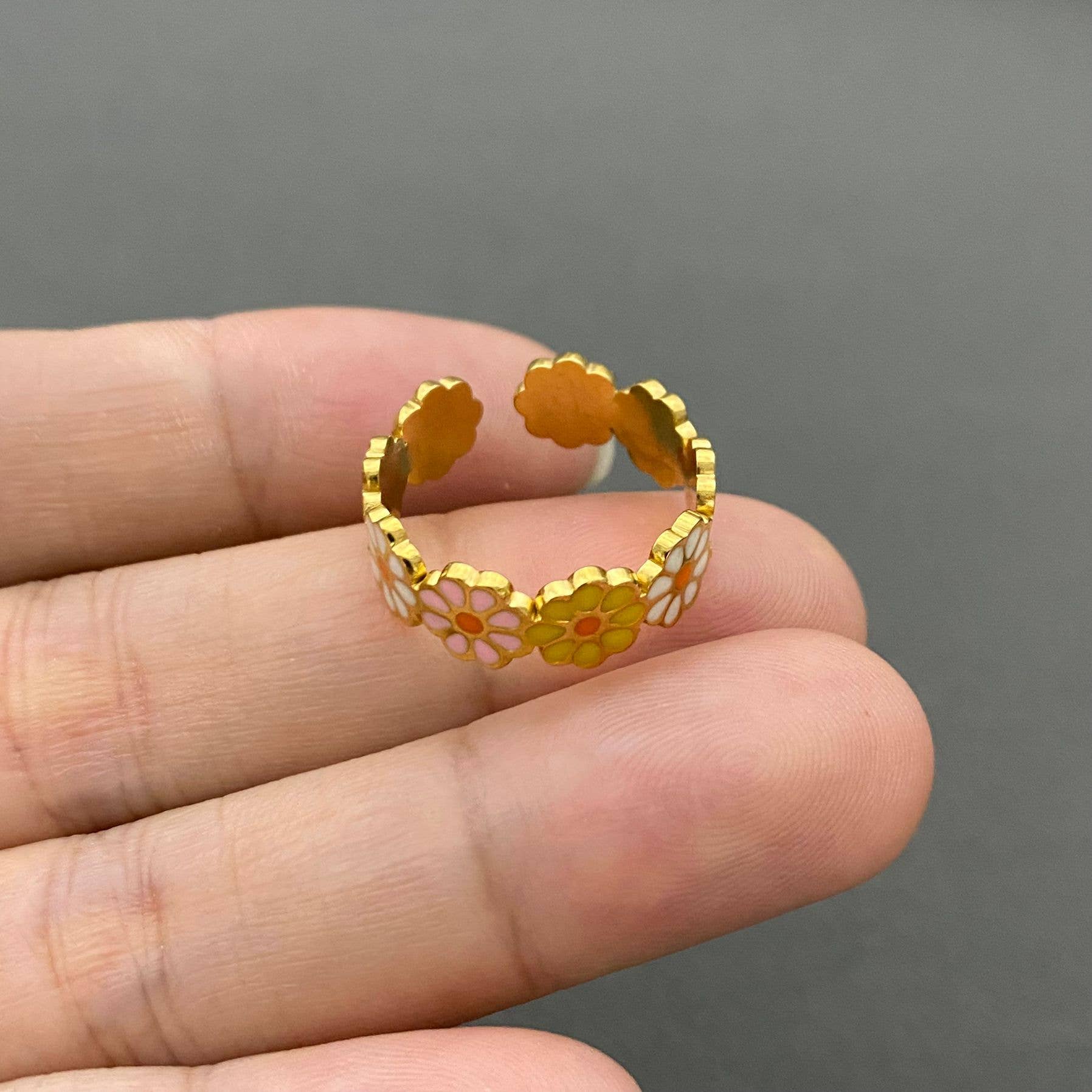 Mio Queena - Wholesale Cocktail/Statement Ring - Enamel Daisy Flower 18K Gold Plated SS Adjustable Ring - FGS3