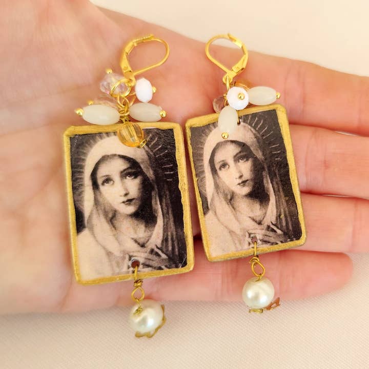 Wild & Free - Wholesale Dangle Earrings - Pendientes de la Virgen María estilo vintage de los años 19200