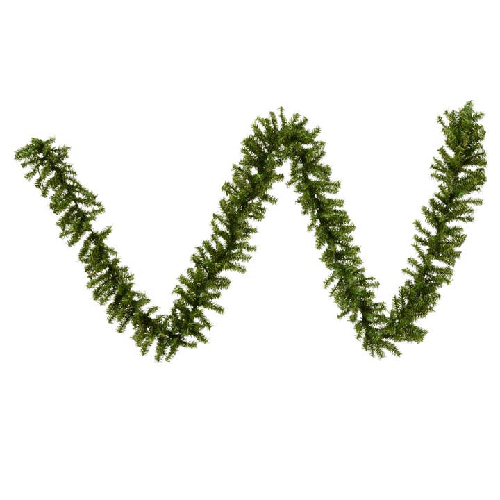 Guirlande de Noël artificielle Vickerman en pin de 9 pi, non éclairée pour la vente par Vickerman