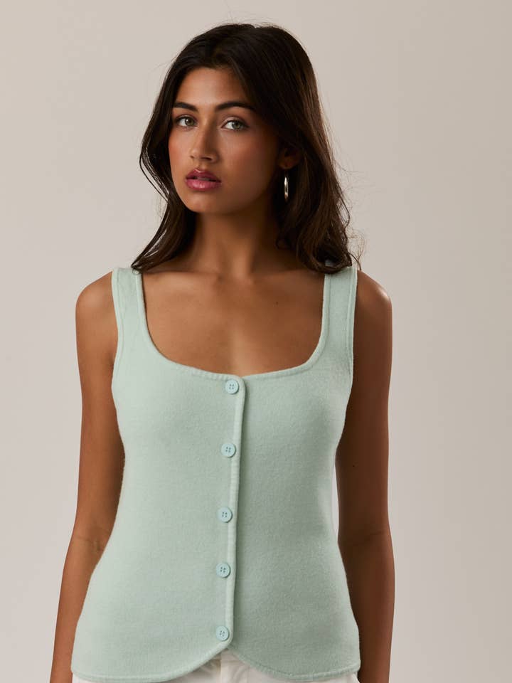 TOP EN MAILLE SANS MANCHES AVEC BOUTONS pour la vente par LE LIS