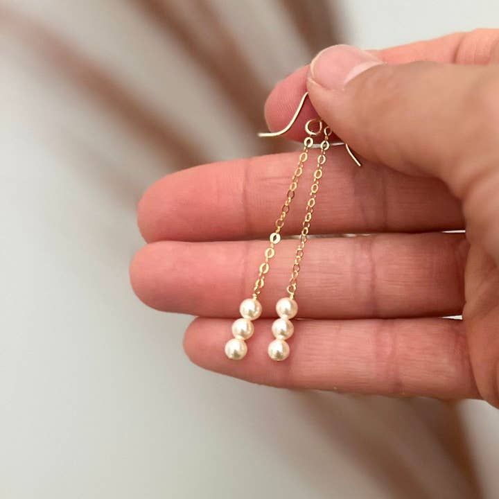 Orecchini pendenti con 3 perle, pendenti in perla lunga per la vendita all'ingrosso da parte di Sela+Sage