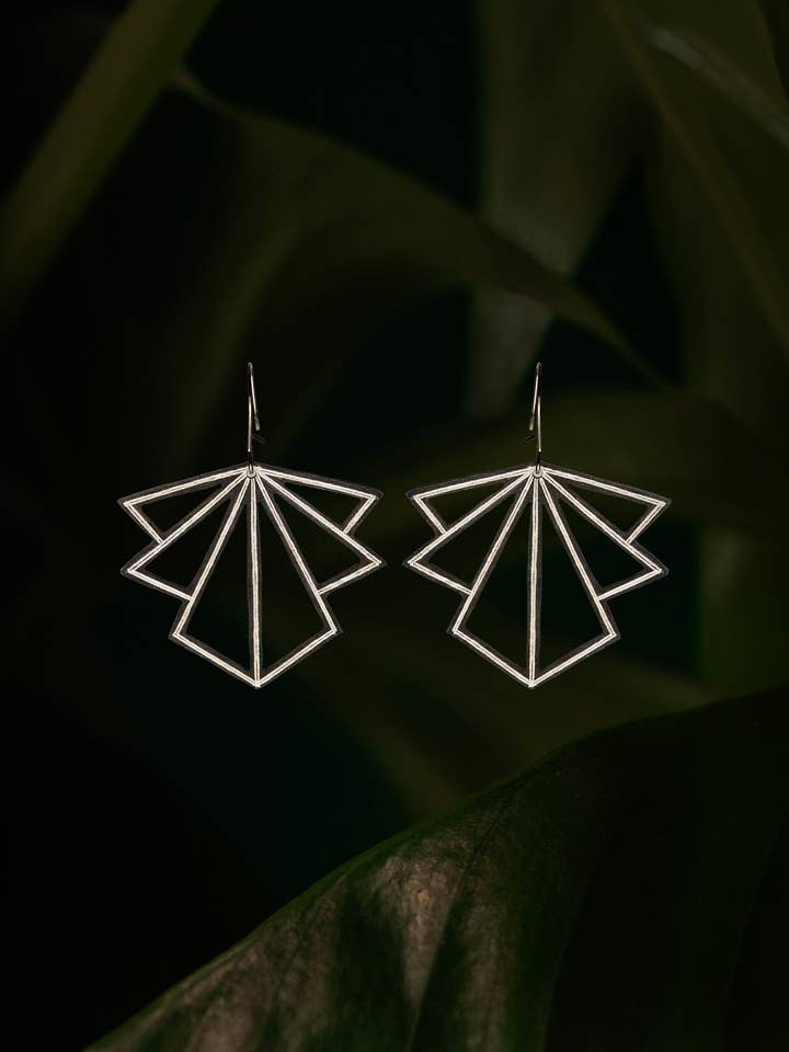 Orecchini damasceni fatti a mano con argento per la vendita all'ingrosso da parte di Togashi Damasquinos