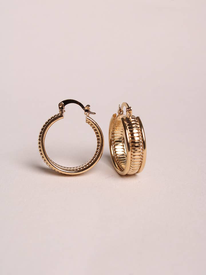 Aura Creolen mit feinen Details für den Großhandel von Waekura