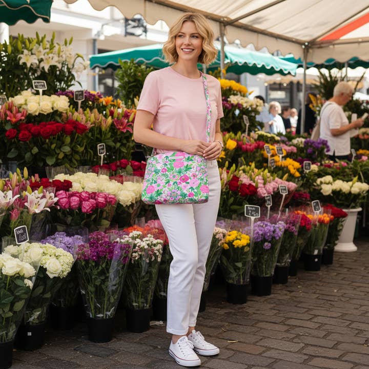 Borsa a tracolla trapuntata Hipster in Nancy's Garden rosa e verde per la vendita all'ingrosso da parte di Katherine Way