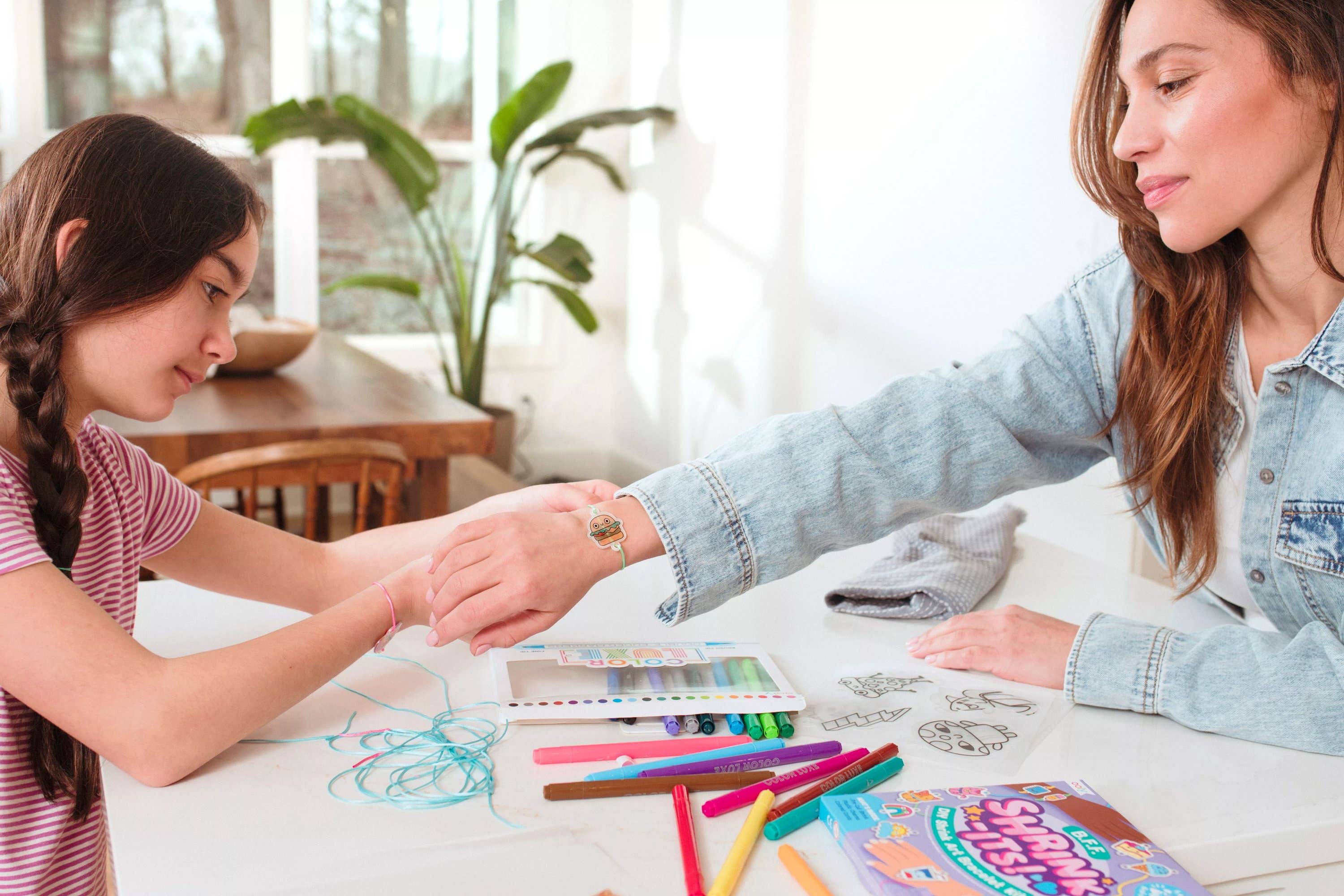 OOLY - Wholesale DIY Jewelry - Kids - Shrink-Its!: D.I.Y. Shrink Art Bracelet Kit - B.F.F. (24 PC2