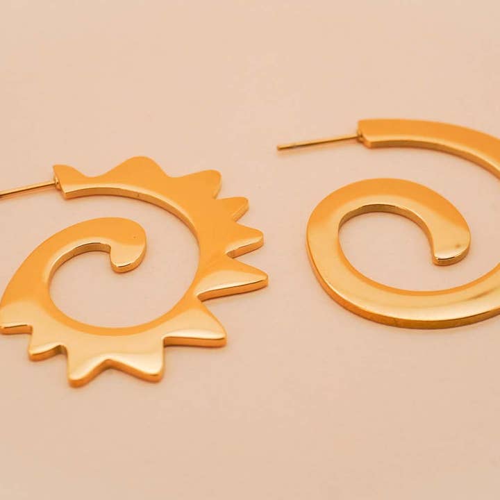 Caracol & Espiral créoles en or pour la vente par Paulina Otero