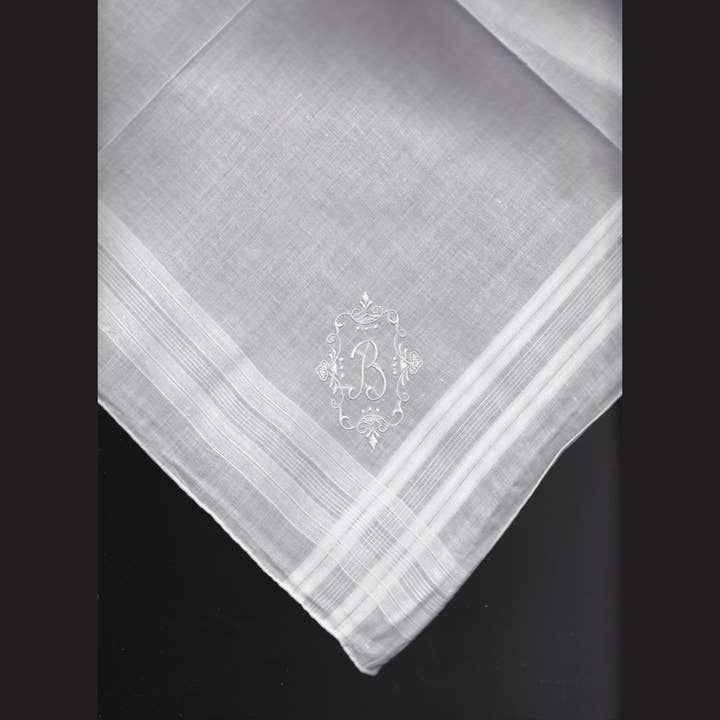 Eastern Sunrise Lace And Linens Inc. - Vente Mouchoir en tissu – homme - Mouchoir vintage brodé à la main en madère avec initiales homme2