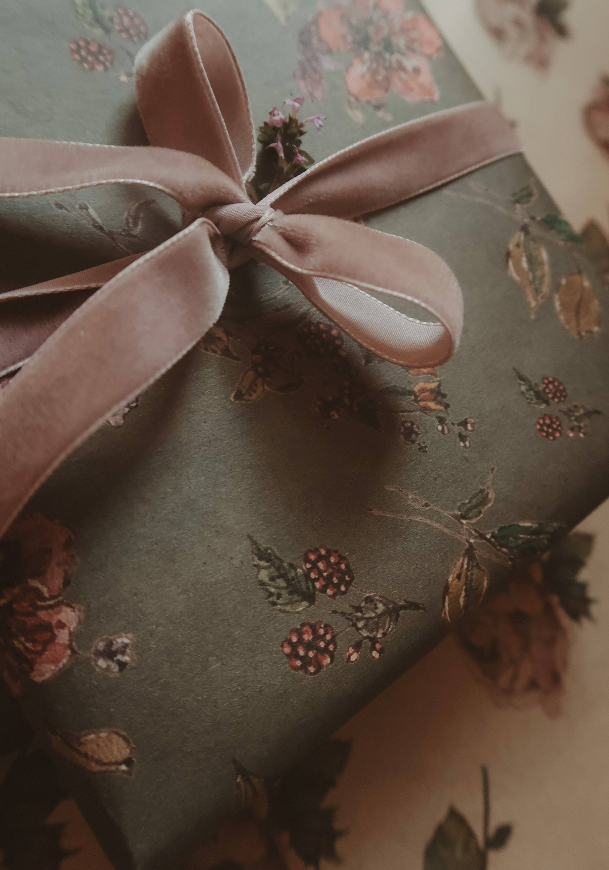 MyDesignPictures – wholesale Wrapping paper roll – Set Of 3 Pieces Flowers on dark gray kraft Wrapping Paper12