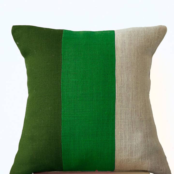 Coussin en toile de jute vert mousse de forêt chic avec motif géométrique minimaliste pour décoration moderne pour la vente par Amore Beauté