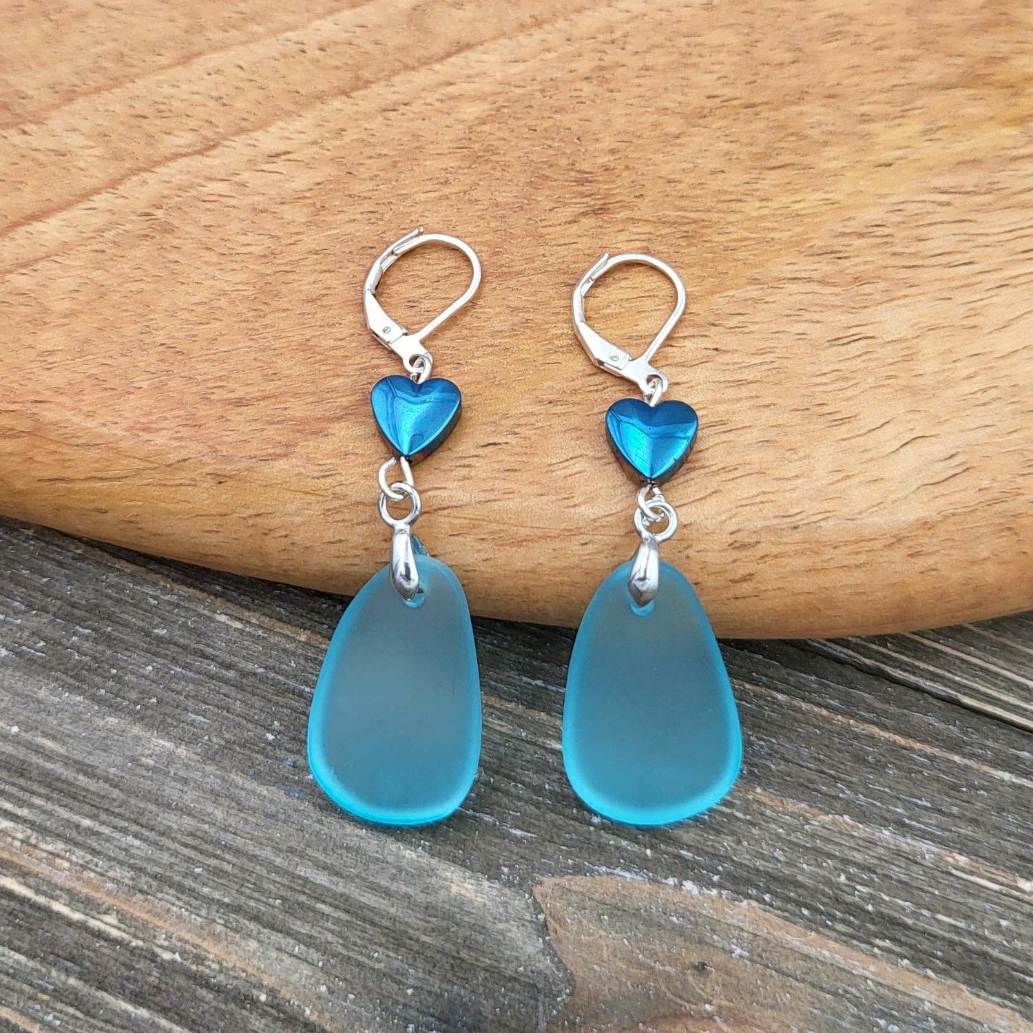 BESHEEK JEWELRY - Vente Boucles d'oreilles pendantes - Boucles d'oreilles pendantes en forme de cœur et de verre de mer en hématite argentée et bleue1