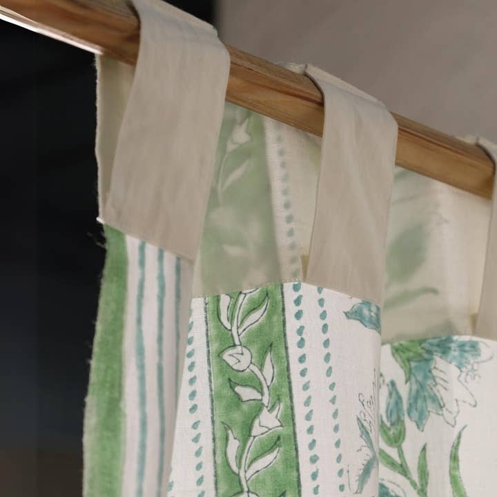 Verde chiaro e bianco Tende per porte e finestre in cotone con blocco stampato a mano in verde chiaro e bianco | 5/7 piedi | Fatte a mano in India in vendita all'ingrosso su Faire