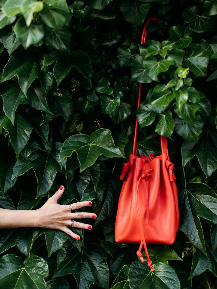 Borsa a secchiello Giselle - Colore rosso per la vendita all'ingrosso da parte di Ligne Aurore