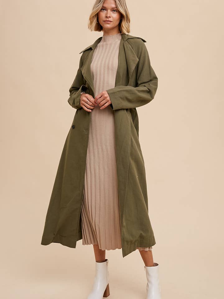 KLASSIEKE TRENCHCOAT MET LANGE RIJ KNOPEN EN CEINTUUR voor wholesale door In Loom