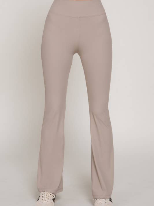 Pantaloni da allenamento a coste con semi-svasatura per la vendita all'ingrosso da parte di MintChoco