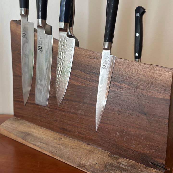 Le grand tableau magnétique pour couteaux en noyer pour la vente par BESPOKE WINE SOLUTIONS, LLC