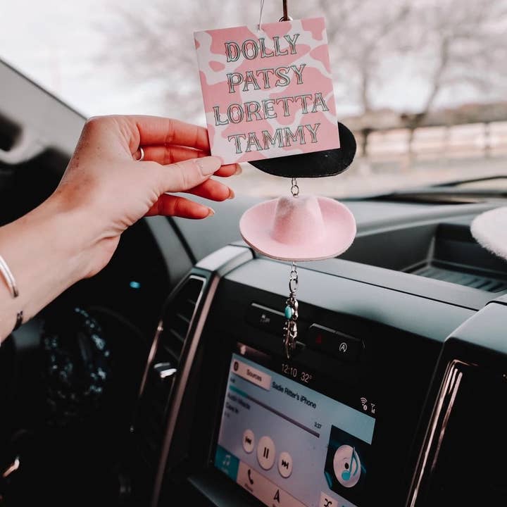 The Front Porch Label - Vendita all'ingrosso Ciondolo decorativo per auto - Donna - Ciondolo per specchietto retrovisore a forma di cappello da cowboy nero e rosa3