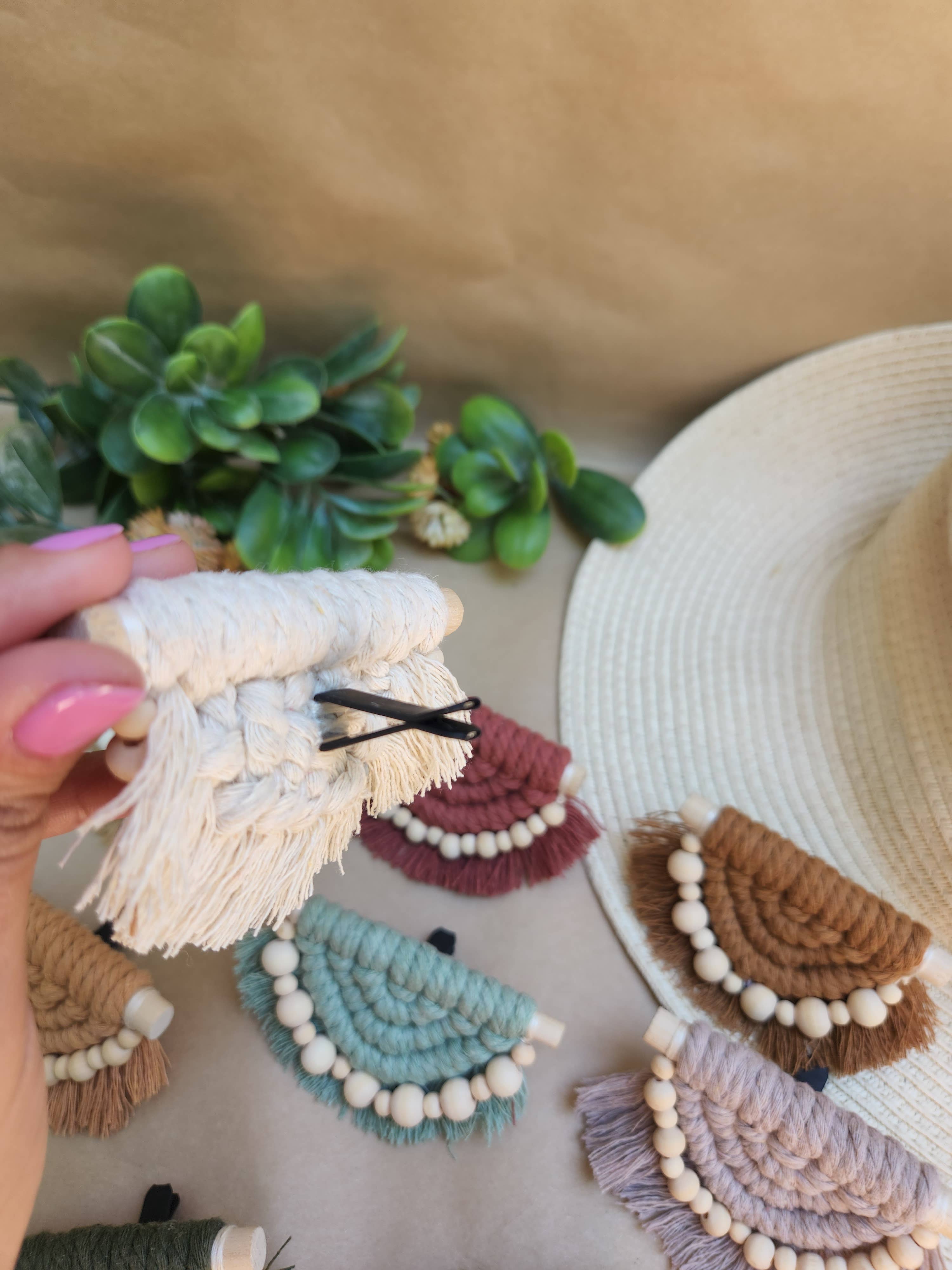 Knotted & Known – Großhandel Auto-Lufterfrischer – Damen – Boho Macrame Car Vent Ätherisches Öl Diffusor2