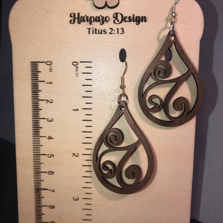 Valnöt trä rulla Design Tear Drop Örhänge för wholesale av Harpazo Design