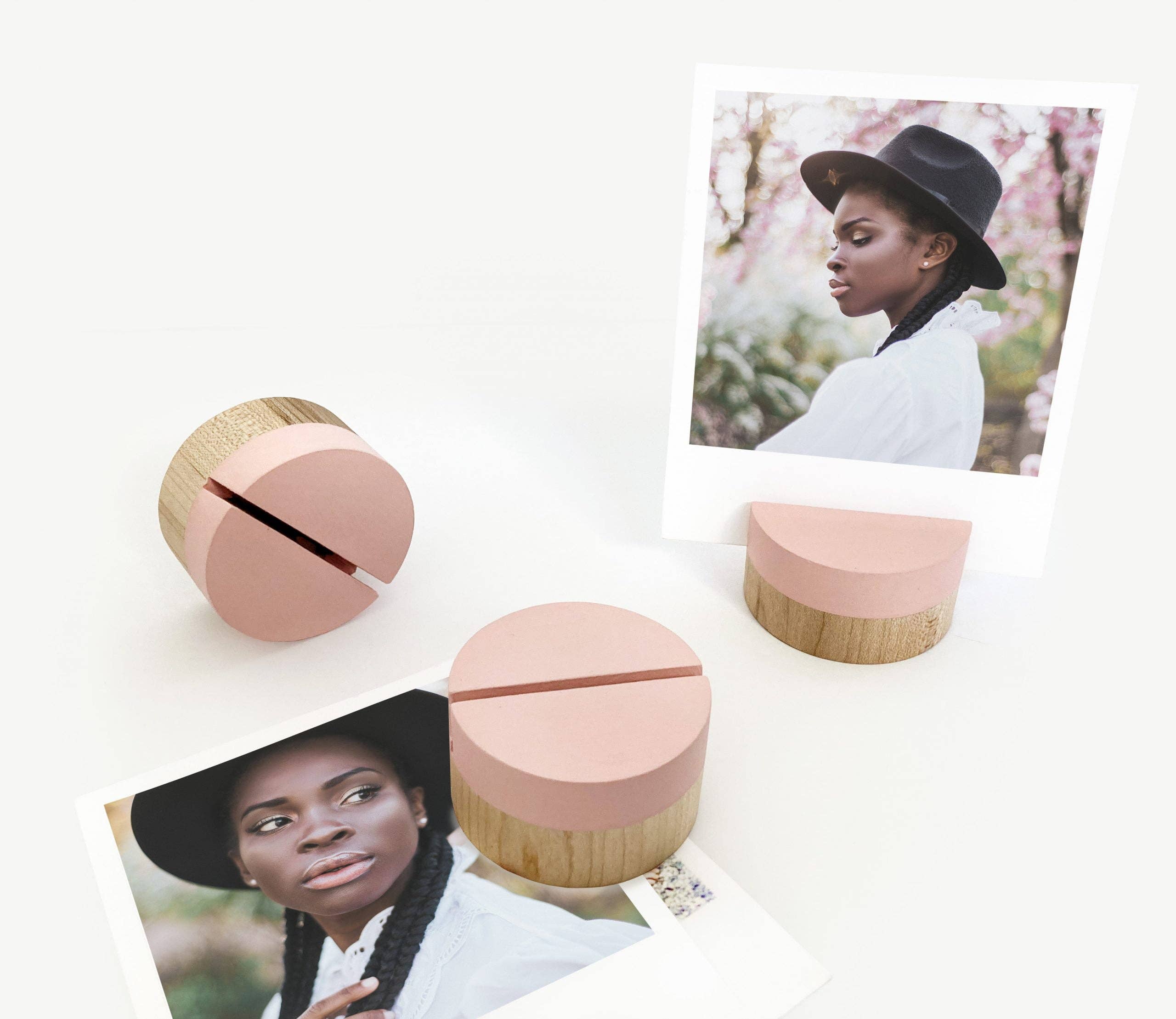 Wooden Objects Co – wholesale Skyltstativ/-ram – Rodnad rosa doppad rund hållare1