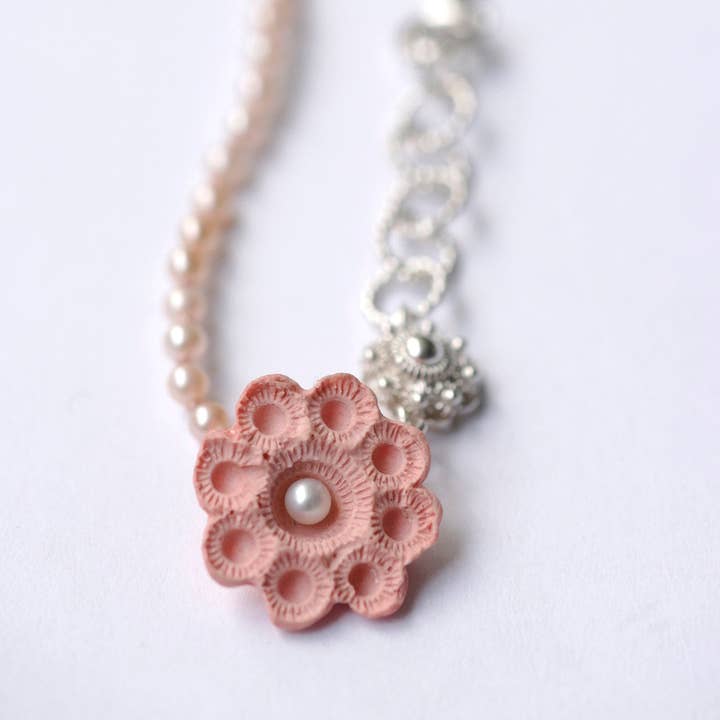 Colar nó de Zelândia em porcelana rosa e pérolas rosa, goes por atacado de Hester Zagt Sieraden