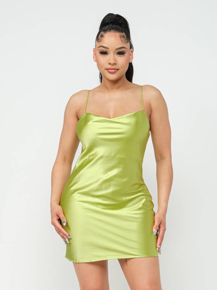 Robe courte moulante en satin uni avec col bénitier et bretelles spaghetti pour la vente par Julia by LoveJ