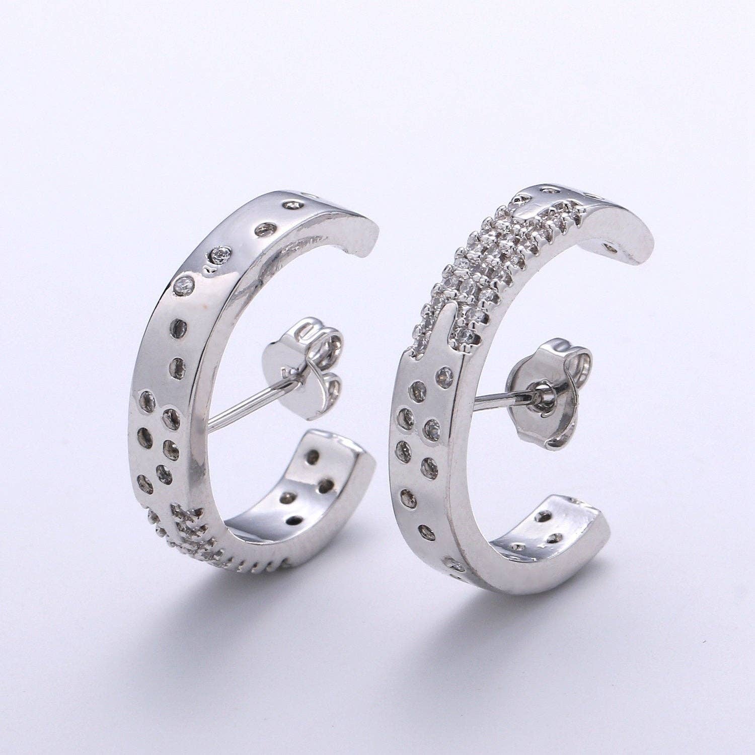 Aim Eternal - Venta al por mayor Pendientes de clip - 1 par de pendientes con forma de micropavé chapados en oro1