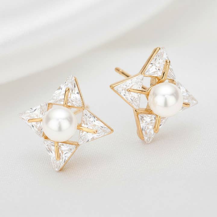 Boucles d'oreilles clous étoile avec pierre CZ en cristal centrée sur perle pour la vente par Sensibling Corp.